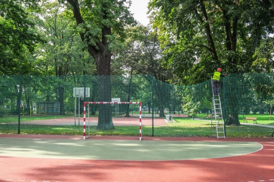Wymiana, montaż i konserwacja ogrodzeń sportowych na orlikach.